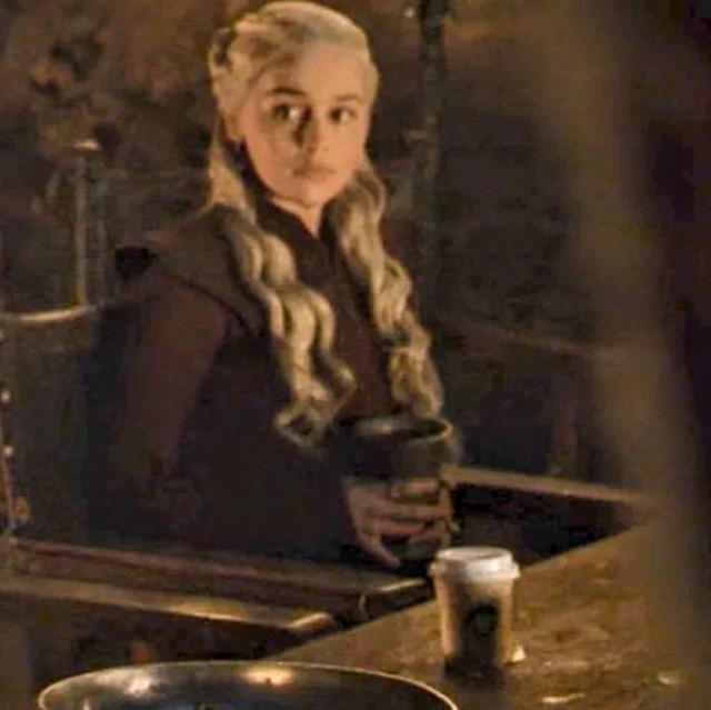 Daenerys pije Starbucks