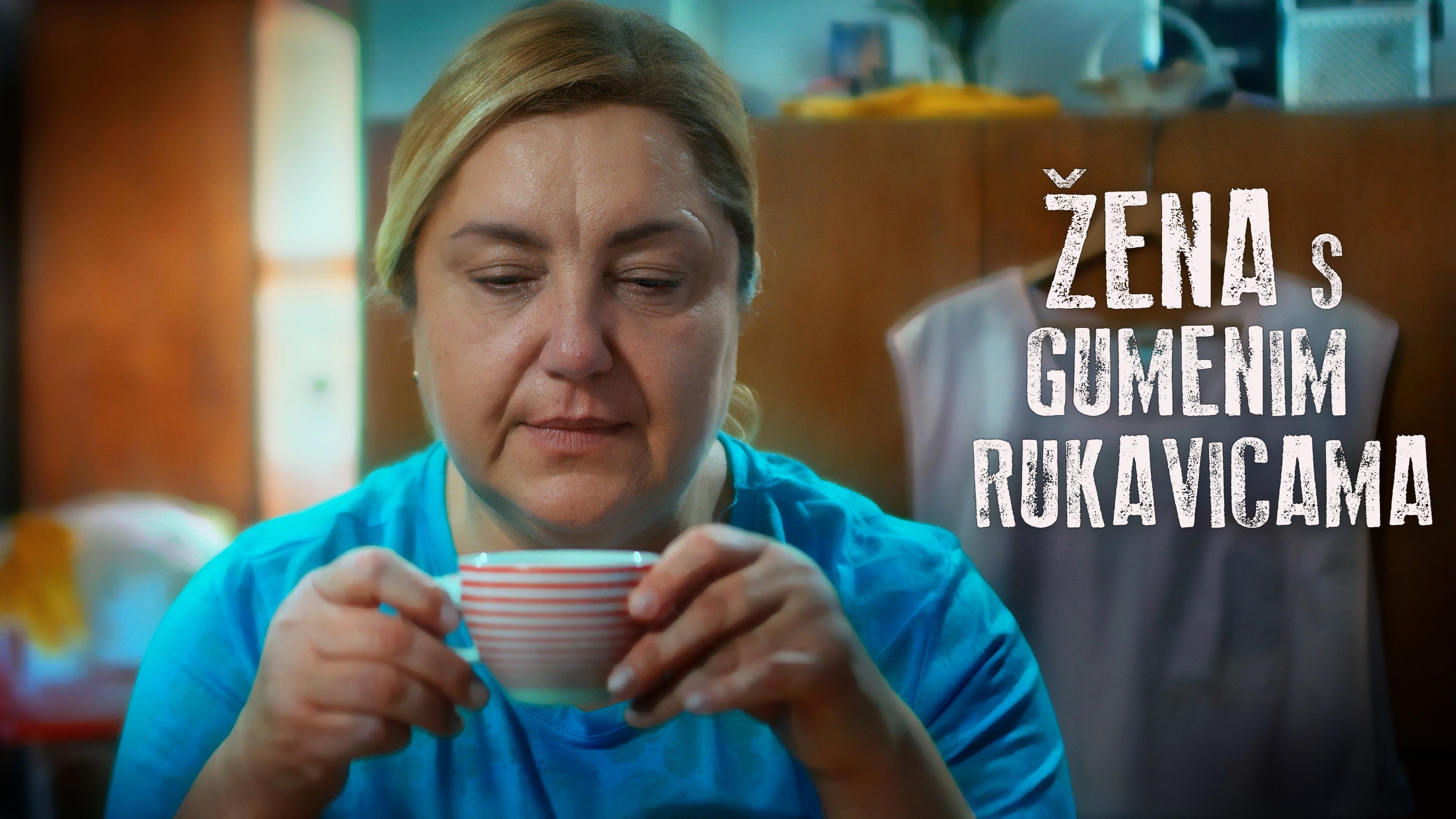 Zena s gumenim rukavicama